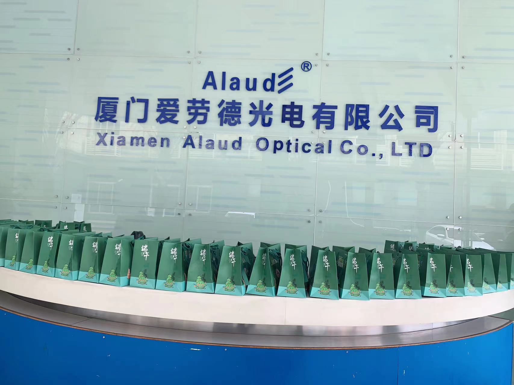 Alaud gave zongzi to employees on the Dragon Boat Festival.
